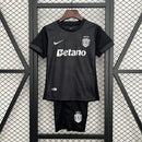 SPORTING LISBOA EDICIÓN ESPECIAL II 25/26 CONJUNTO INFANTIL